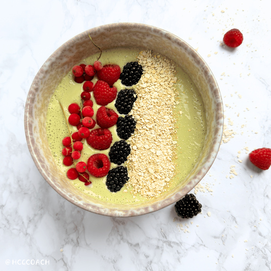 Pistazien-Matcha Joghurt mit frischen Früchten