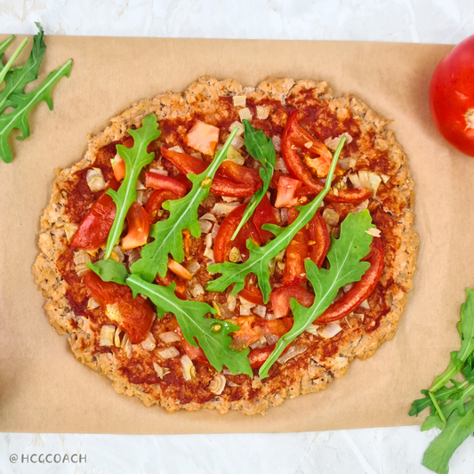 Thunfischpizza mit Tomate und Rucola