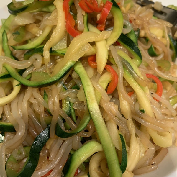 Glasnudelsalat mit Koriander und Chilli (Konjaktnudeln)