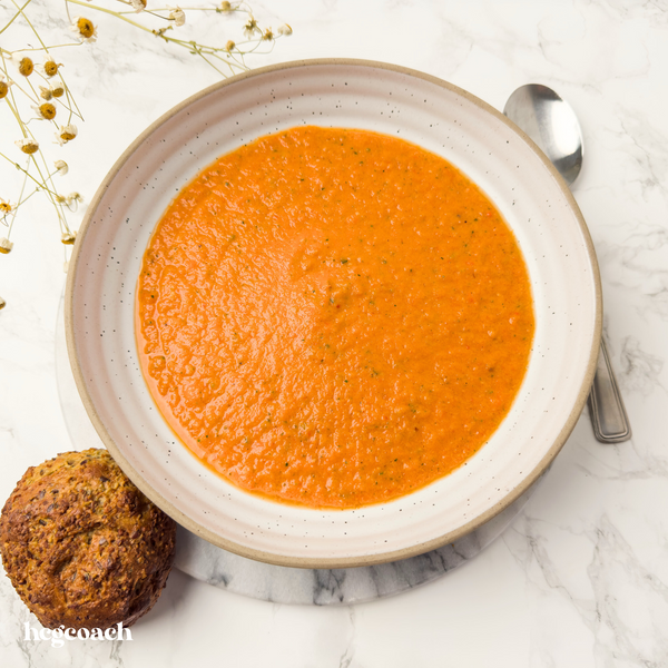 Kalte, vegane Gemüsesuppe mit Brot