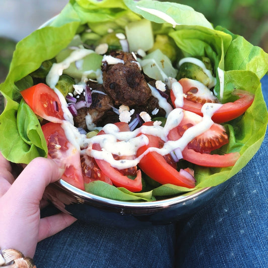 Schneller Salat mit Powerflake-Frikadellen