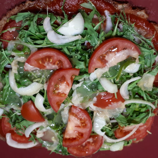 Thunfischpizzavariation mit Tomate und Rucola