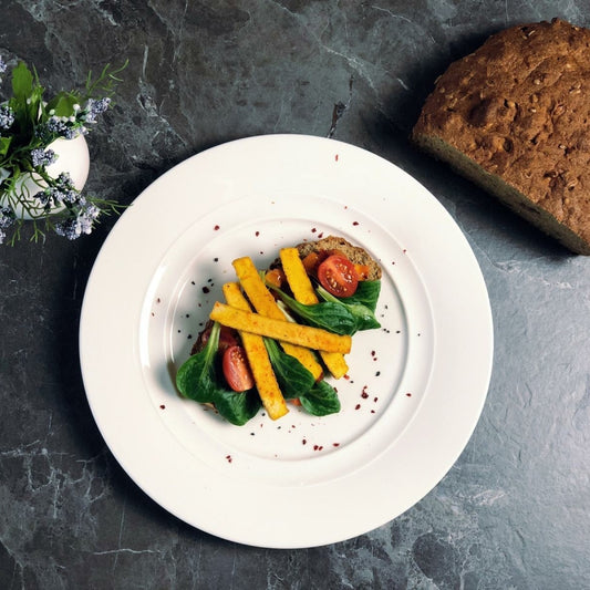 Tofu-Kurkuma Streifen auf Brot